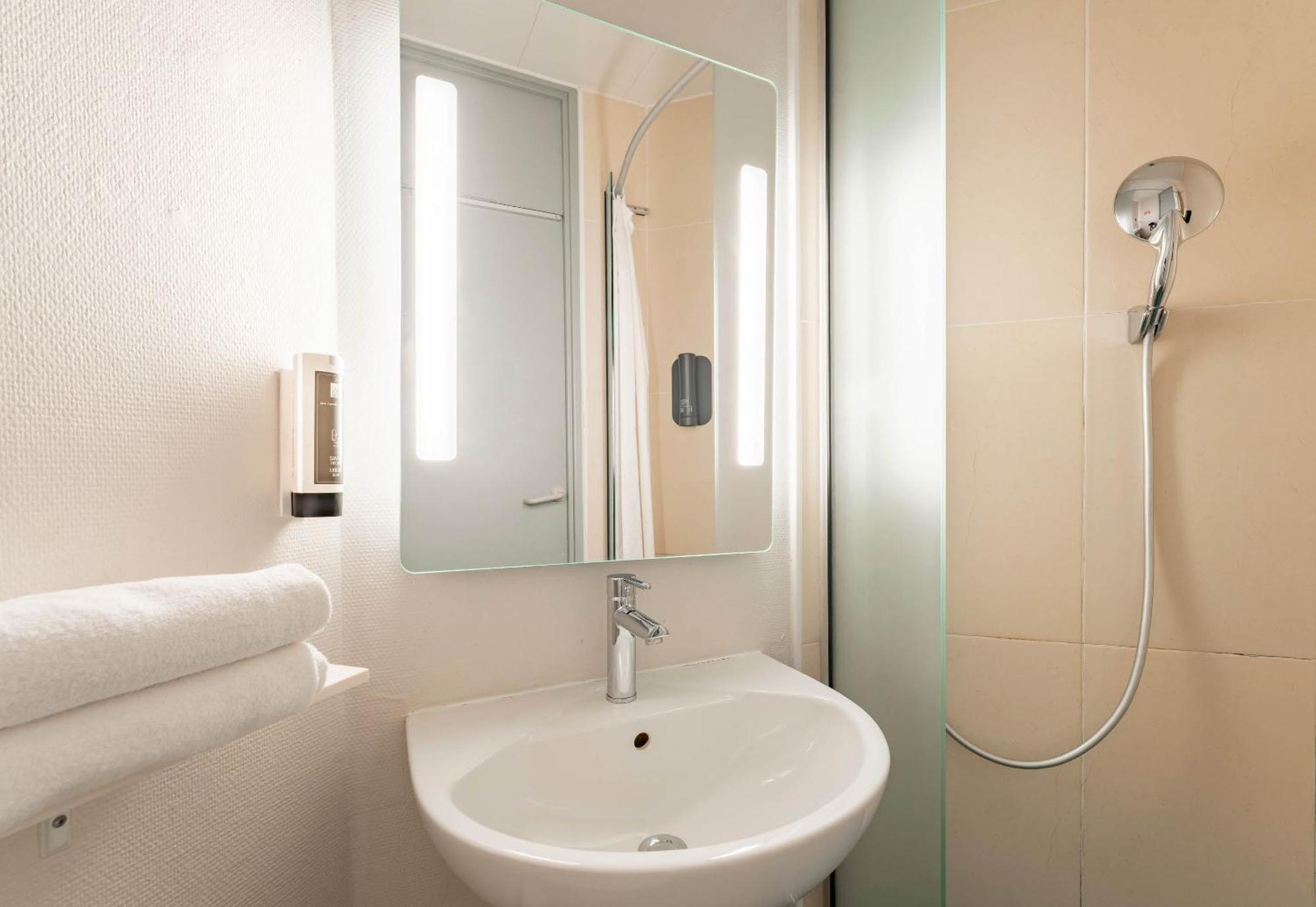 B&B Hotel Calais Centre St Pierre Zewnętrze zdjęcie